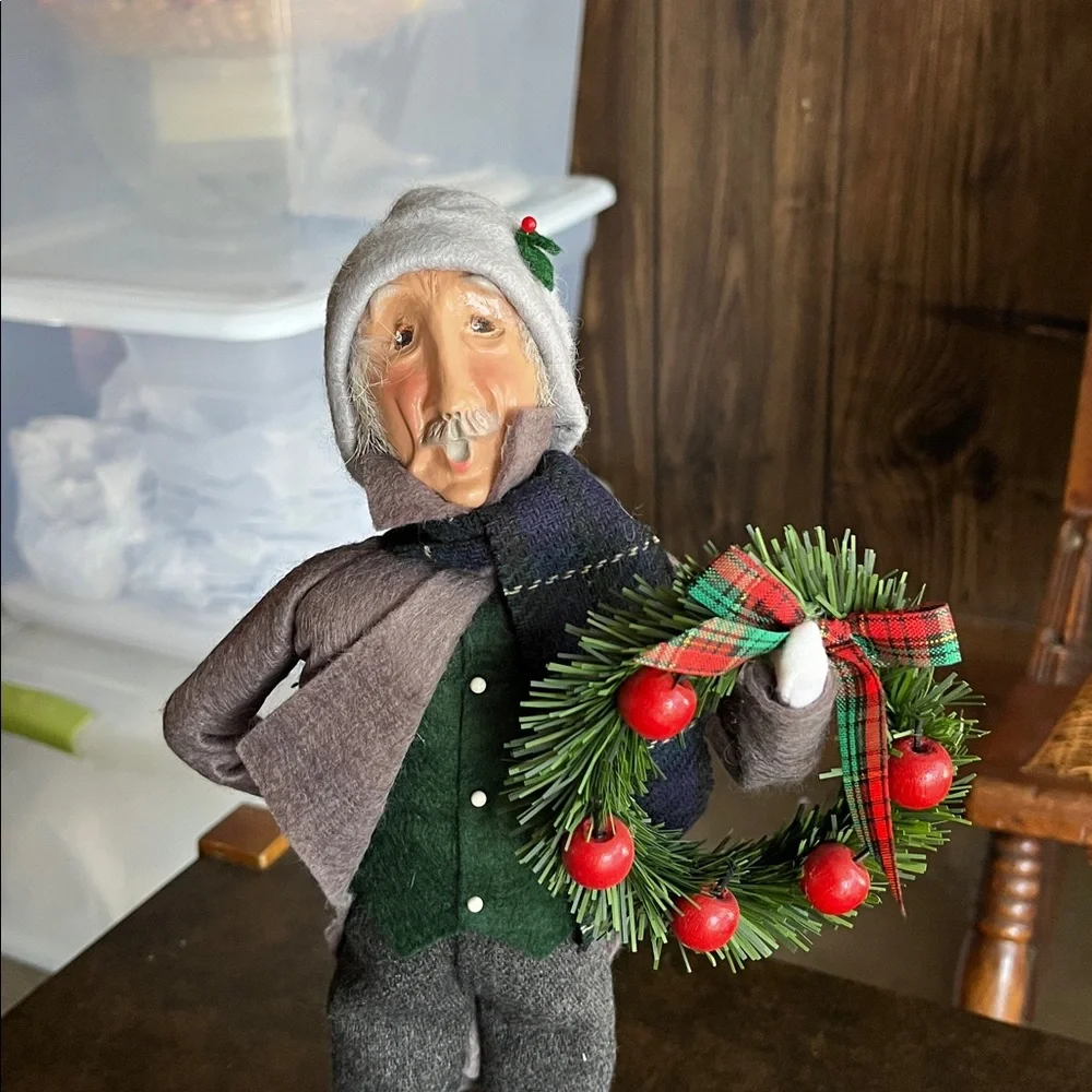 Byers' Choice Wreath Caroler
